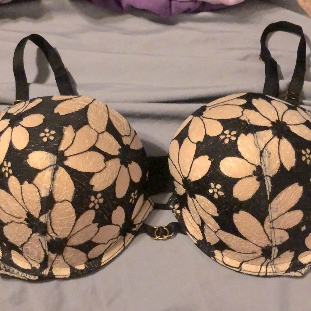 V.S | Very Sexy Push-Up Nude/a Pink Bra with Black Lace Overlay
